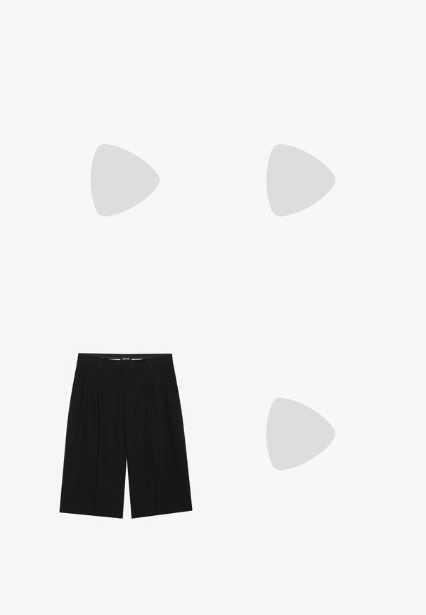 ONLY Tall ONLLIVINA STRIPE TEE - T-shirt print - cloud dancer/black; YOURTURN SUMMERISH SUIT TROUSERS UNISEX - Shorts - black; Zwarte leren instappers met een gestructureerde zool, voorzien van een iets verhoogde blokhak en een textuur bovenkant, bevestigd met een voorkantriem.; Blauwe geweven sjaal met franjes aan de uiteinden, gladde textuur, rechthoekige vorm en uniforme kleur doorheen. Geschikt voor koud weer.