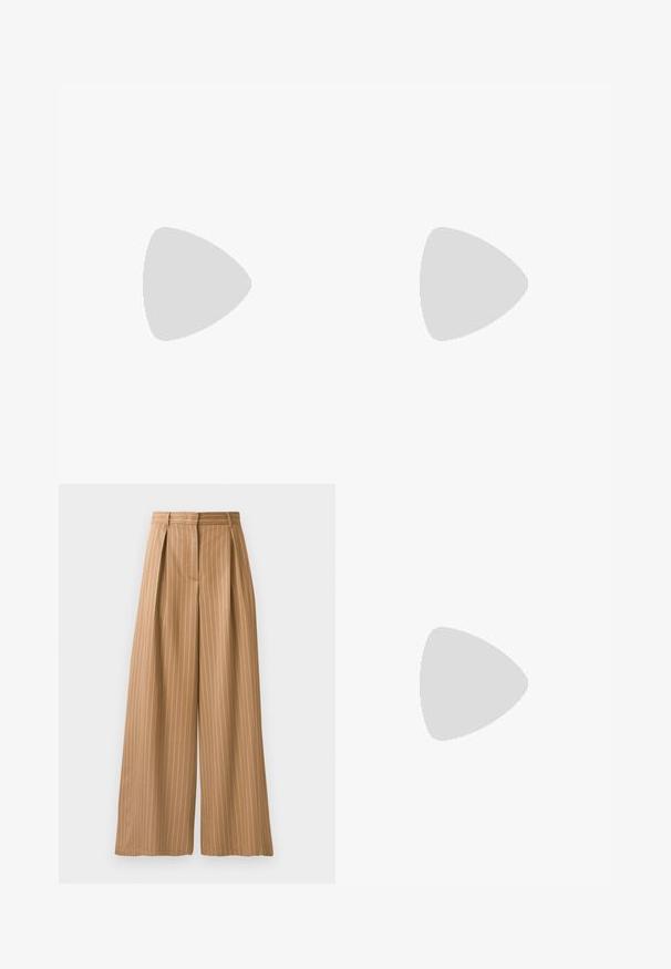 Weißes Baumwoll-T-Shirt mit einem kleinen schwarzen Logo mit Flügeln und "MCM" in der Mitte auf der Vorderseite. Kurze Ärmel und Rundhalsausschnitt.; Weite Hose aus braunem Stoff mit vertikalen weißen Streifen. Mit Falten an der Taille und einem glatten Textur.; Schwarze Leder-Ballerinas mit spitzem Zehenbereich, niedrigem Absatz und glatter Textur. Minimalistisches Design mit einem dezenten seitlichen Akzent.; Eine Frau mit einem Dutt trägt ein weißes Hemd und einen gestreiften braunen Rock und hält eine große beige Leder-Umhängetasche von MCM über ihrer Schulter.
