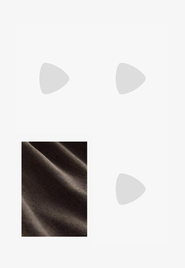 Helles rosa, geripptes Tanktop mit rundem Ausschnitt, aus weichem Material mit glatten Kanten, innen am Kragen mit dem Etikett "NEXT".; Dunkelbrauner Stoff mit einer glatten, strukturierten Oberfläche, der subtile Falten und ein weiches, mattes Finish aufweist. Ideal für verschiedene textile Anwendungen.; Beige Slingback-Absatzschuhe mit spitzer Zehenform und niedrigem, ausgestellten Absatz. Hergestellt aus glattem Leder mit einem minimalistischen Design und verstellbarem Riemen.; Beige Stofftasche mit braunen gemusterten Akzenten. Sie hat eine geschwungene Form, einen einzelnen Tragegurt und ein Logo-Schild an der Vorderseite mit silberner Hardware.