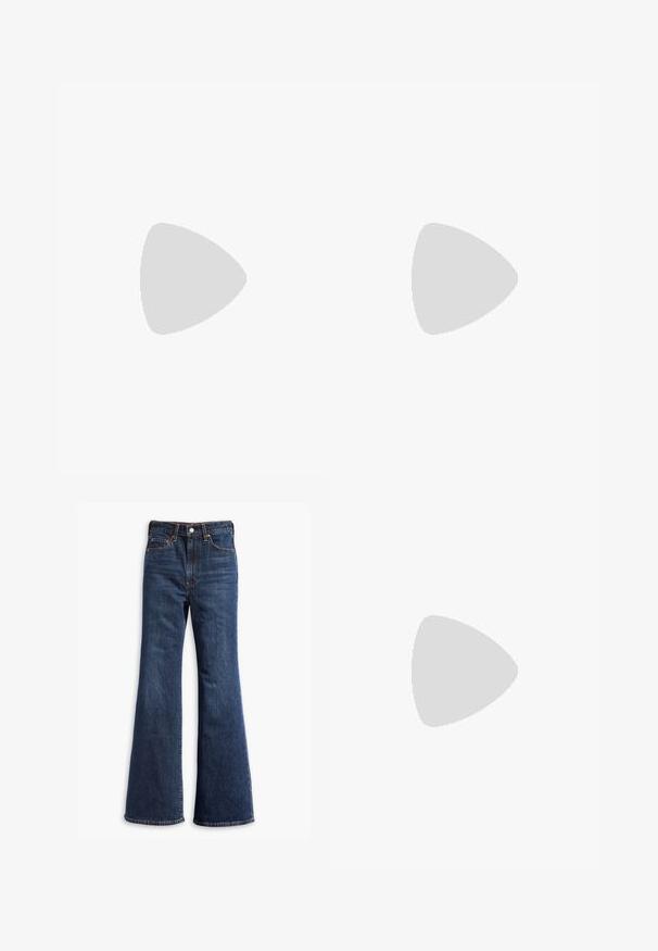 T-shirt crop in cotone bianco con il logo blu "LEVI'S" sul petto. Collo rotondo, maniche corte e un piccolo etichetta rossa sul lato.; Jeans a zampa d'elefante in denim blu scuro con vita alta, dotati di cinque tasche, chiusura con bottone e cuciture a vista lungo le cuciture.; Sneaker piattaforma bianche con texture in pelle liscia, dettagli perforati e lacci piatti; presenta una robusta suola in gomma bianca.; Pochette in tessuto beige dalla forma arrotondata, con parte superiore piatta e dettagli di cucitura sottili. Include un logo minimalista e una strap laterale.