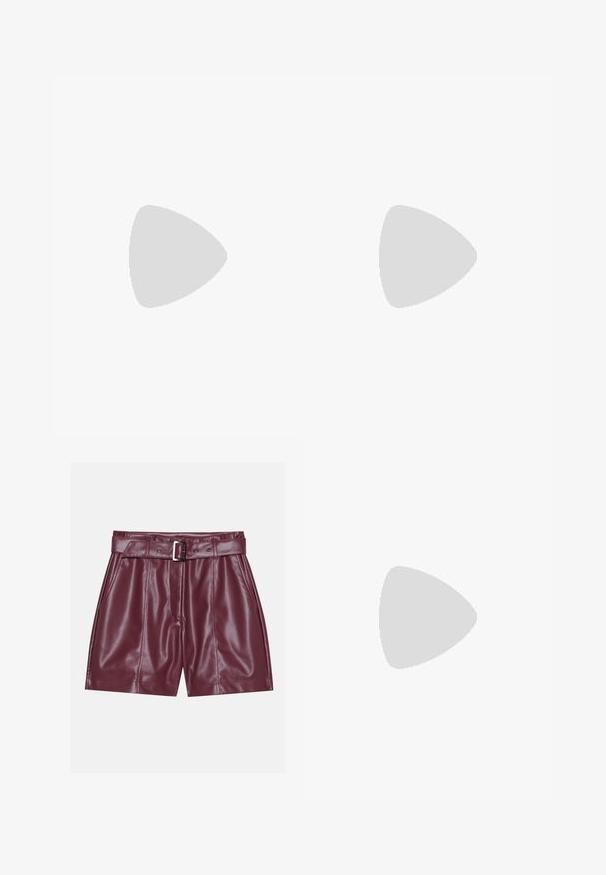 Zwarte mouwloze top met hoge hals, gemaakt van gladde, elastische stof, weergegeven op een effen witte achtergrond.; Bordeaux neplederen shorts met een brede tailleband, een riem met een zilveren gesp en voorplooien voor een ontspannen silhouet.; Zwarte leren kniehoge laars met een gladde textuur, ronde neus, lage blokhak en subtiele stikdetails aan de zijkant.; Zwarte leren emmer tas met trekkoord sluiting, voorzien van een glanzend "CK" logo aan de voorkant en gouden hardware accenten.