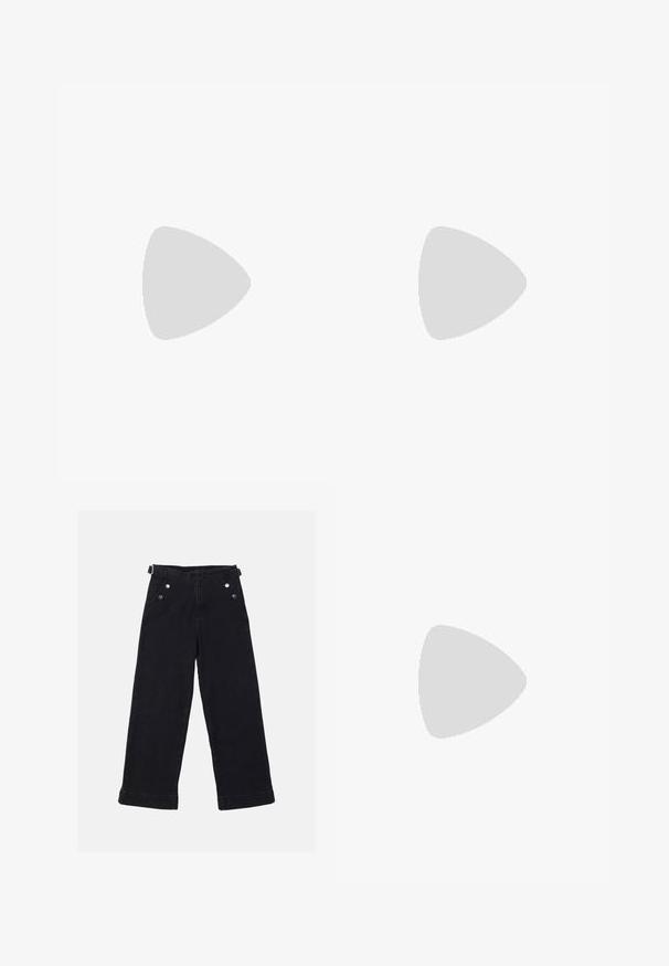 Hvid bomulds T-shirt med korte ærmer og rund halsudskæring, med et sort "Hugo" logo centreret på brystet.; Sorte vide benbukser lavet af denim, med to forreste knapper, en bæltestrop, og en lige pasform med opsmøgede søm.; Sort lakeret ankelstøvle med spids tå og en midt-højde blokhæl. Glat tekstur og minimalistisk design.; Sort håndtaske med struktureret form, glat overflade og metalspænde. Sammen med brede sorte bukser og sandaler med åben tå på trægulv.