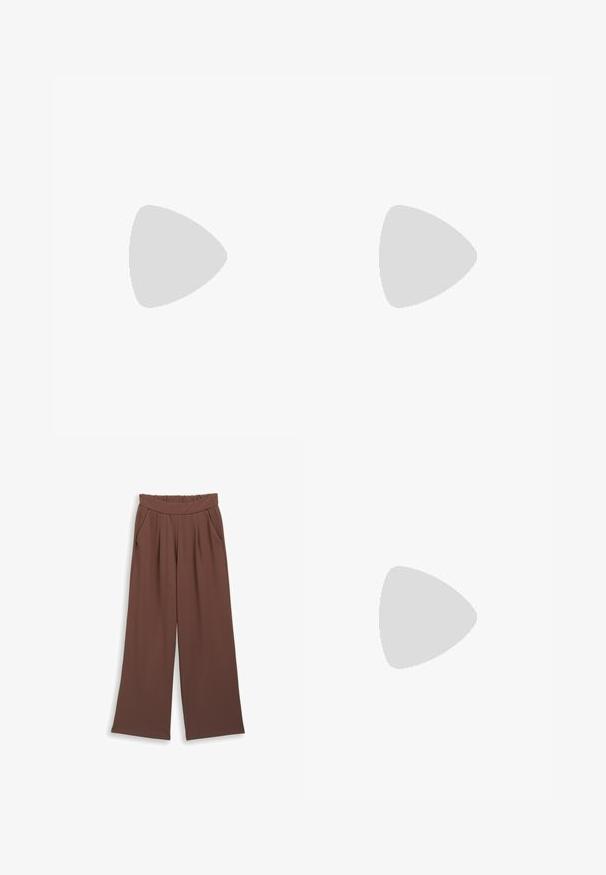Weißes T-Shirt mit kurzen Ärmeln und rundem Halsausschnitt, weicher Textur und einem schlichten Design. Klare Linien mit einer lässigen Passform.; Braune weite Hosen mit hohem elastischen Bund, gefaltetem Vorderteil und seitlichen Taschen. Glatter Stoff mit einem sauberen, maßgeschneiderten Look.; Schwarzer Lackleder-Stiefelette mit spitzer Zehe und einem mittelhohen Blockabsatz. Glatte Textur und minimalistisches Design.; Schwarze Handtasche mit strukturierter Form, glatter Textur und einem metallischen Verschluss. Kombiniert mit weiten schwarzen Hosen und offenen Sandalen auf einem Holzboden.