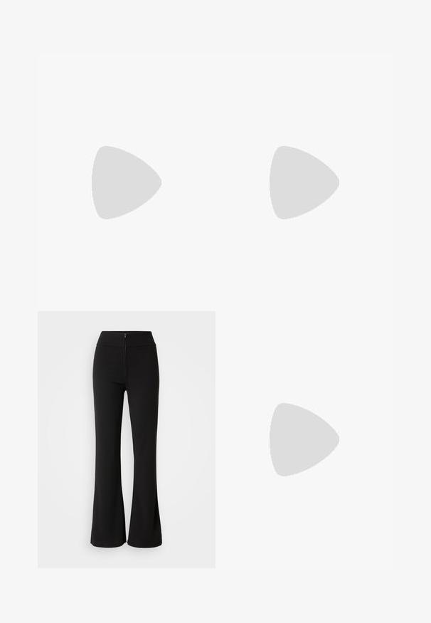 Top corto rosso realizzato in tessuto morbido con scollatura a V profonda, caratterizzato da un design avvolgente diagonale e una chiusura con zip dorata visibile sul davanti.; Pantaloni neri a zampa d'elefante realizzati in tessuto elasticizzato, con una vita alta aderente e una tasca con zip nella parte anteriore. Tessuto liscio senza fantasie.; Tacco slingback in vernice nera con punta appuntita e tacco sottile di altezza media. Texture liscia con elementi di design minimalisti.; Borsa a tracolla in vernice nera con manico in catena di metallo argento lucido, caratterizzata da cinturini decorativi e occhielli metallici. Forma elegante e curva.