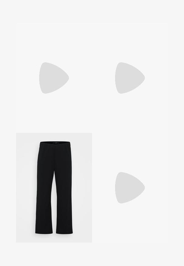 Vit t-shirt med kort ärm och en texturerad spetsöverkant, rund halsringning och en avslappnad passform. Mjuk bomullsmaterial med subtila detaljer på axlarna.; Svarta, vida byxor i mjukt tyg. Har resårmidja och en slät textur. Inga synliga mönster eller detaljer.; Svarta klacksandaler med flera tunna remmar och en bred klack. Snygg design med en matta yta. Fotbädden har en lätt kurva.; Svart läderaxelväska med en slät yta och justerbar rem, i kombination med urtvättade vida jeans och sportiga sneakers.; Silver ring med dubbel band och en slät, polerad yta. Har en flödande, böjd design med överlappande sektioner för en modern stil.