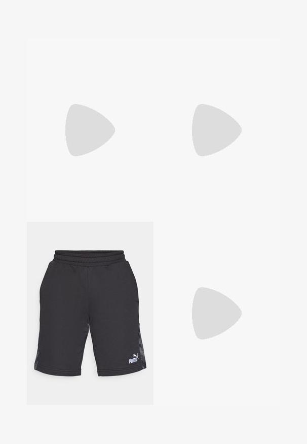 Puma FLEX TEE - Sports T-shirts - black; Sorte atletiske shorts lavet af et glat stof, med en ribbet talje og sidelapper med et subtilt mønster. Puma-logoet nederst til højre.; Puma sneakers i hvid og sort ruskind med en brun gummisål. Bæres med hvide sokker med et sort logo og mørke bukser.; Guldkæde med store sammenflettede led, der har en cirkulær vedhængdetalje i midten med et forhøjet emblem.
