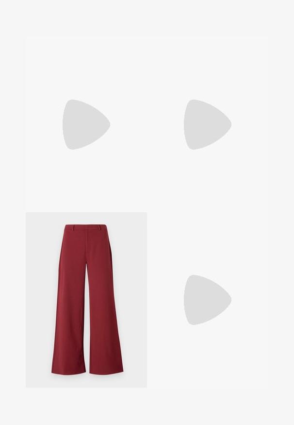 Camisola nera con scollatura a cappuccio e sottili spalline regolabili. Realizzata in tessuto liscio, ha una vestibilità comoda e un design semplice senza decorazioni.; Pantaloni a gamba larga in un profondo colore bordeaux. Realizzati in un tessuto liscio ed elastico con cuciture sartoriali e chiusura con zip anteriore.; Décolleté in vernice nera con cinturino dietro, punta affusolata, design con ritagli arrotondati e tacco a blocco. Presenta un accento di fibbia tono oro.; Borsa nera con superficie texturizzata, manici superiori doppi e tracolla regolabile. Dotata di hardware color oro e tasche laterali.