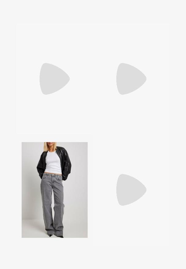 OXXO MIT ECKIGEM AUSSCHNITT - Top - white; Schwarze Lederbomberjacke über einem figurbetonten weißen Ripptop, kombiniert mit lockeren grauen Denim-Jeans und spitzen schwarzen High Heels.; Schwarze Leder-Loafer mit glänzender Textur, ausgestattet mit einem klassischen Penny-Riemen und einer robusten, derben Sohle für besseren Grip.; Schwarze Tote-Tasche mit einem strukturierten Lederaußenmaterial, hohem rechteckigen Format, zwei langen Griffen und einem offenen Design. Keine sichtbaren Beschläge.