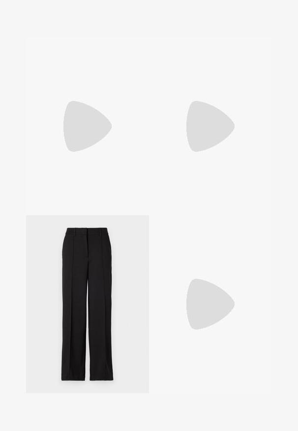 Grün-weißer, gestreifter Langarmshirt mit Rundhalsausschnitt, aus weichem Stoff gefertigt, mit entspannter Passform und auffälligen Seitennähten.; Schwarze Hose mit geradem Bein, ausgestattet mit zwei vorderen Falten, einem Bund und ohne sichtbare Taschen oder Verzierungen.; Schwarze Lackleder-Stiefeletten mit spitzer Zehe und einem klobigen Absatz. Glatte Textur mit einem dezenten Glanz und klaren Linien, minimalistisches Design.; Schwarze Handtasche mit strukturierter Form, glatter Textur und einem metallischen Verschluss. Kombiniert mit weiten schwarzen Hosen und offenen Sandalen auf einem Holzboden.