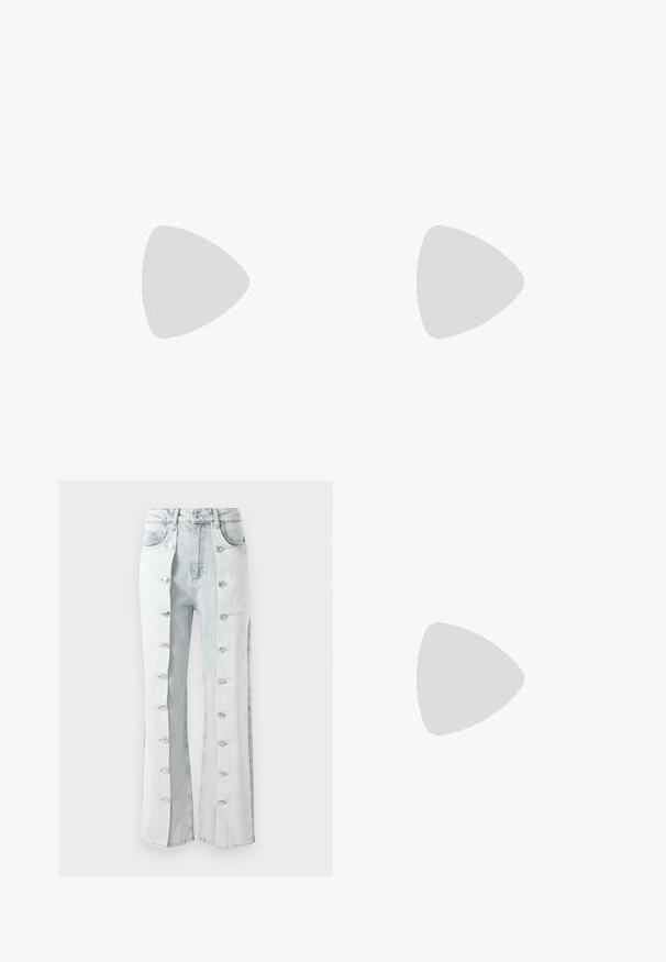 Tissu en coton avec un fond blanc présentant des motifs floraux rouges et des designs de feuilles bleues, mettant en valeur une finition imprimée texturée.; Jeans en denim bleu clair avec des accents de boutons argentés, présentant un design à jambes larges et des panneaux latéraux. Le tissu a une finition texturée.; Chaussure de bateau en cuir marron avec des coutures de style mocassin, des œillets en métal et une semelle en caoutchouc noir texturé.; Lunettes de soleil ovales noires avec des verres sombres, monture en plastique épais, design légèrement incurvé et détail du logo doré sur la branche.; Sac à épaule en toile navy avec une forme douce et structurée, doté d'une sangle noire, de détails cousus et d'une petite étiquette de marque.