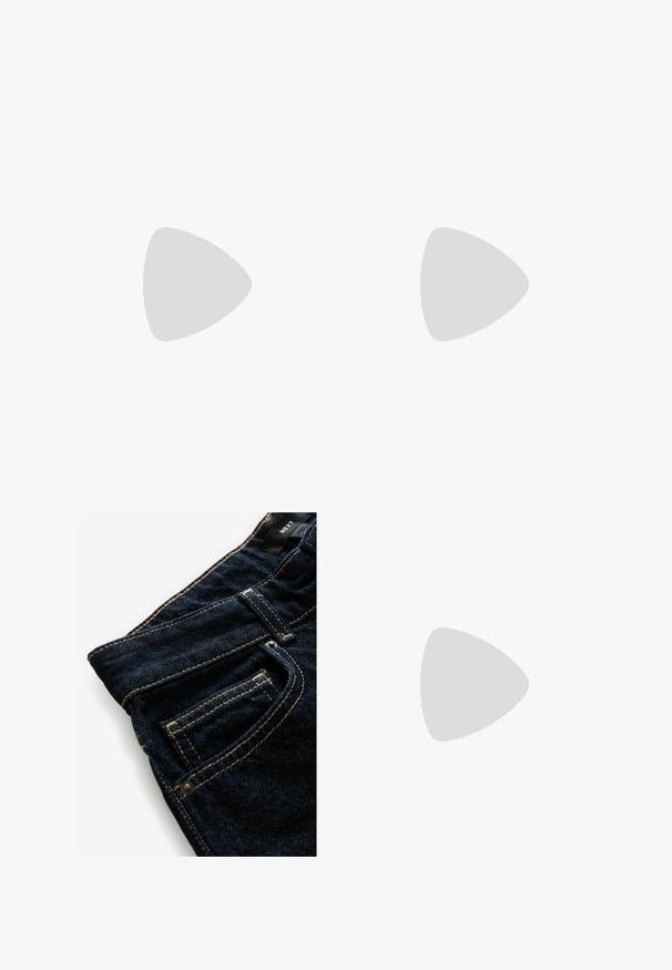 Hvid, cropped t-shirt lavet af ribbet stof. Har en rund halsudskæring og korte ærmer. Glat tekstur med en tætsiddende form.; Mørkeblue denim jeans med kontrasterende orange syninger, der har en forlomme, nitterdetaljer og en glat tekstur.; Hvide lædersneakers med perforeret tå-kasse, tekstureret sål og hvide snørebånd, parret med brede røde bukser og en blå-gul baggrund.; Gul laklæder håndtaske med en struktureret form, en topgreb og en frontklap med trykknap og en cirkulær metal logo accent.