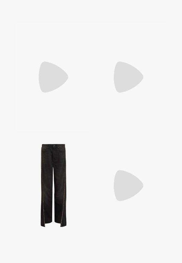 Svart langermet topp laget av gjennomsiktig, lett materiale; har en rund halslinning og en tettsittende silhuett. Glatt tekstur, minimalistisk detaljering.; Sorte vidbukser lavet af denim, med metalstuddetaljer langs sidesømmene og et klassisk fem-lomme design.; Rød lær høyhælte pumpe med spiss tå design og tynn svart hæl. Glatt tekstur med en strømlinjeformet silhuett.; Burgunderfarget lærhåndveske med kviltet mønster, doble topphåndtak og avtagbar stropp. Har sølvfarget hardware og preget logo.