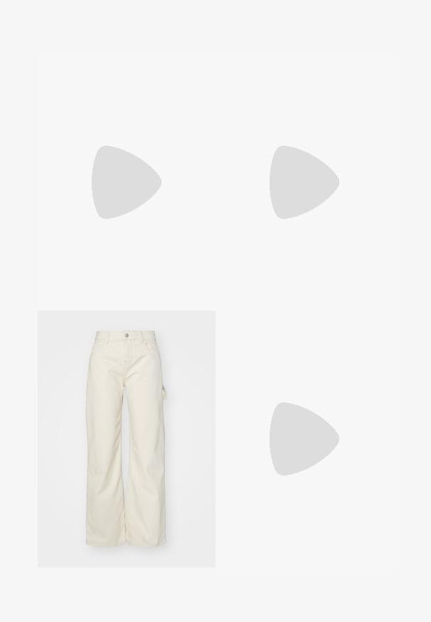 GAP CREW - Top dugih rukava - sugar pink; Hlače širokih nogavica od svijetlosmeđeg materijala, s visokim strukom, prednjim džepovima i bočnim detaljem u obliku petlje radi veće funkcionalnosti.; Bijele i srebrne Nike tenisice od mrežaste tkanine, s reflektirajućim detaljima i bež potplatom. Nosi se s crnim čarapama, stojeći na plavoj površini.; Srebrne kružne naušnice s glatkom, poliranom površinom. Okrugli oblik i sigurno kopčanje na klik. Lagani dizajn pogodan za svakodnevno nošenje.