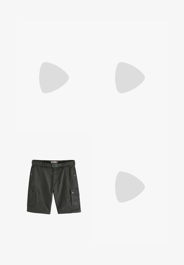 Hvid kortærmet tætsiddende skjorte lavet af strækbart stof. Har et sort Under Armour-logo på brystet og en glat, struktureret overflade.; Mørkegrå cargo-shorts med en tekstureret stof, flere lommer, en lynlåslomme og et bælte med en rektangulær spænde. Rektangulært design.; Hvide atletiske sko med teksturerede overlays, en chunky sål og grå accenter. Båret med hvide ankelstrømper og grønne shorts på en blå overflade.; Blå rektangulære solbriller med gradientlinser fra lys til mørk. Stellet har en orange detalje på de mørkebrune stænger.