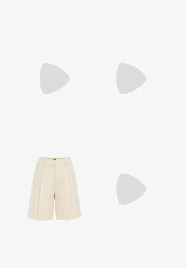 Schwarzes T-Shirt mit kurzen Ärmeln, Rundhals-Ausschnitt, aus weicher Baumwolle, glatte Textur, minimalistisches Design ohne Muster oder Akzente.; Beige, gefaltete Shorts mit einem maßgeschneiderten Design, das eine glatte Textur und seitliche Taschen aufweist. Sie sind oberhalb des Knies geschnitten und bieten eine entspannte Passform.; Mintgrüner Sweatshirt, Jeansshorts und olivgrüne Slipper. Sitzt auf einer hellen Kommode vor einer strukturierten grauen Wand.; Runde, braun getönte Sonnenbrillen mit einem glänzenden burgunderfarbenen Rahmen. Schlanke Bügel mit dezentem Branding. Flaches Linsendesign.; Geflochtene Strohtasche mit braunen Lederakzenten, zwei Griffen und einem abnehmbaren Gurt. Kurvenform mit einem stabilen Boden.