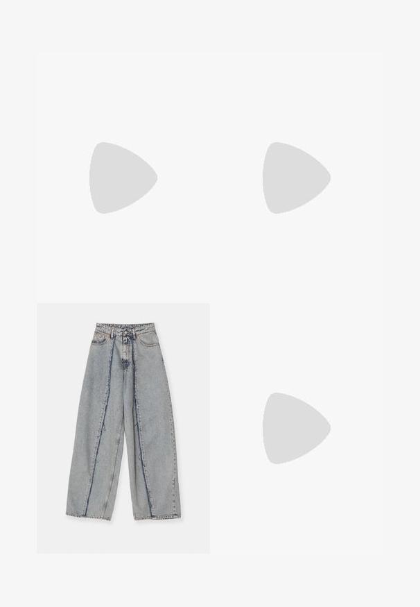 032c DRAPED SWAN EVENING - T-shirt print - black; Lichtblauwe wijde jeans met rafelige randen, een hoge taille en contrasterende naden. Gemaakt van denim, met een ontspannen pasvorm en minimale slijtage.; Zwarte leren enkelboot met puntige neus, slanke stilettohak en een gladde textuur. Minimalistisch ontwerp zonder zichtbare hardware of accenten.; Zwarte leren tas met een gestructureerde buitenkant, unieke geplooide vorm en een kort handvat. Voorzien van een enkel hoofdvak.