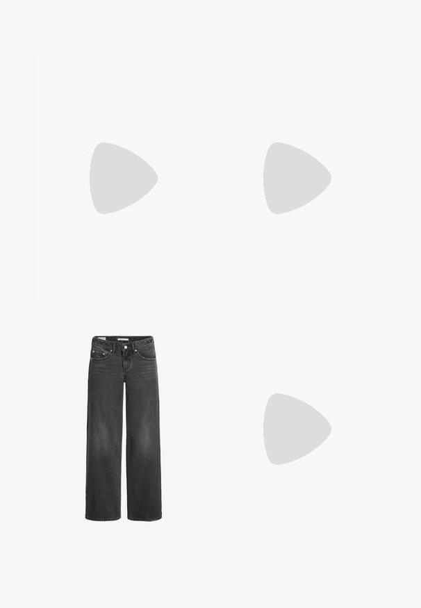 Witte geribbelde langemouwen crop top met een diepe V-hals, knoopdetails aan de voorkant en een geschulpte zoom. Gemaakt van zachte, rekbare stof.; Brede zwarte denim jeans met een hoge taille, voorzien van een knoopsluiting, riemlussen en voor- en achterzakken. Verweerd textuurdetail.; Tan suède enkellaars met ronde neus, gestikte details, trekhaak aan de achterkant en een gestructureerde rubberen zool. Ontworpen voor comfort en warmte.; Zwarte rechthoekige bril met heldere glazen. Glanzende afwerking, smalle veren en paarse tint zichtbaar aan de randen van de glazen.