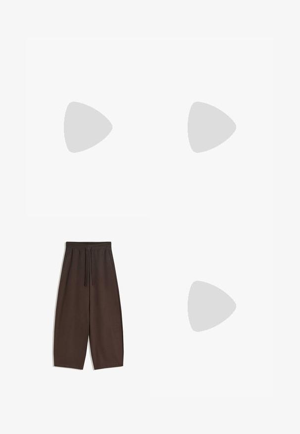 Kortärmad t-shirt med rundad halsringning i mjukt, lätt tyg i pastellrosa färg. Har rullade ärmar och rak nederkant.; Bruna vida byxor av mjukt tyg, med elastisk midja och dragsko, med slät textur och ren design.; Glansig bordeauxfärgad ankelsko med en kraftig svart klack, som har en slät yta och enkel design. Inga synliga stängningar eller mönster.; Brun läder tote-väska med en slät textur, öppen toppdesign och två axelremmar. Har minimal söm och ingen synlig metalldetalj.