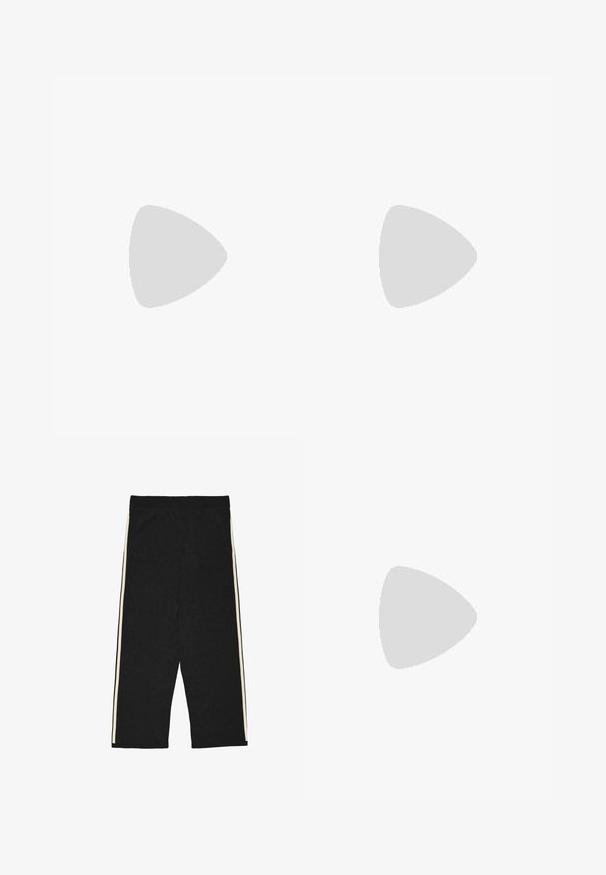 Canottiera bianca in cotone con scollo rotondo e spalline larghe. Texture liscia, senza motivi, design pulito e etichetta di marca sul colletto.; Pantaloni neri a gamba larga con vita elasticizzata e strisce verticali bianche lungo i lati esterni delle gambe.; Scarpa sportiva grigia con tomaia in pelle testurizzata e rete, suola in gomma spessa e linguetta e lati ben imbottiti. Includono lacci e dettagli laterali.; Borsa a tracolla nera in nylon con tracolla regolabile, caratterizzata da una texture liscia, una tasca con zip frontale e un accento con logo.