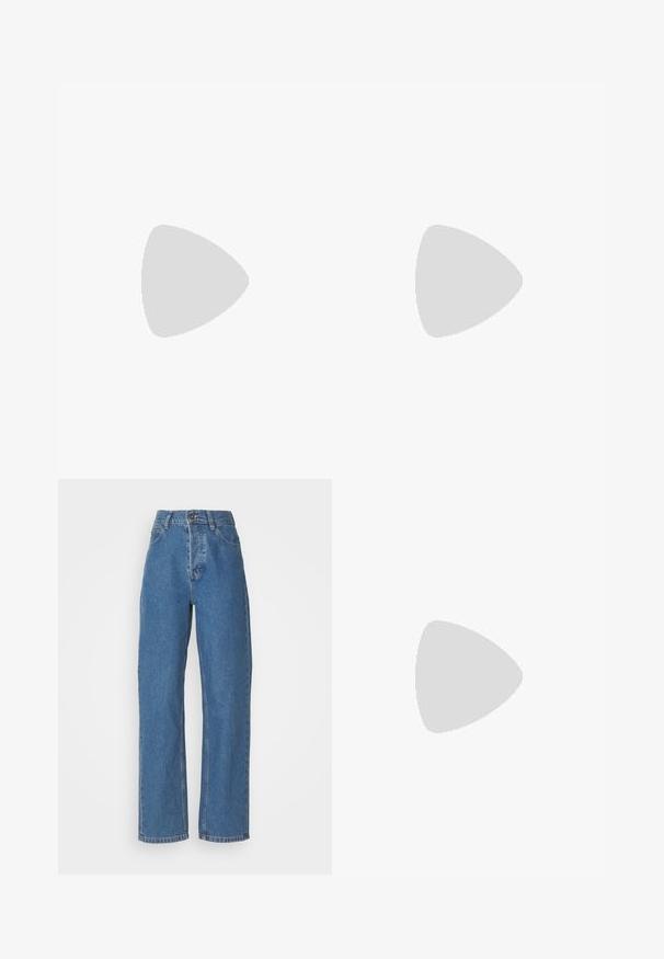 Svart bomulls t-shirt med brun ribbad krage. Har texten "SEN 1952" i vit och röd färg. Avslappnad passform med korta ärmar.; Högmidjade, raka blåjeans med en urblekt yta. Har fem fickor, knappstängning och diskreta söm detaljer.; Vita lädersneakers med beige mockadetaljer, perforerad tåbox, platta snören och en texturerad krämfärgad sula. Har diskret varumärkning på hälen.; Svart faux läderhandväska med krokodiltextur, snodd topp och en skrämd rem. Ser mjuk och kompakt ut i designen.