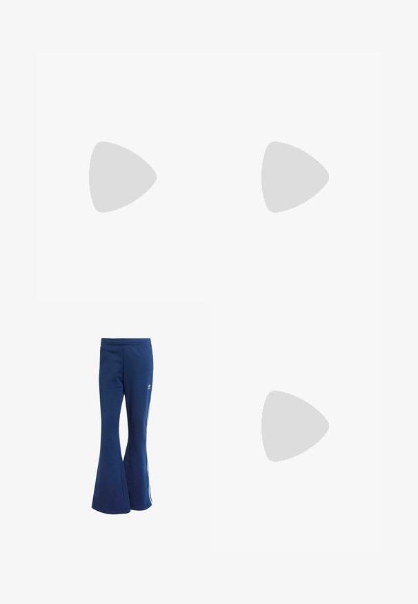 Top atlético corto, de manga corta y de color marrón, confeccionado en una tela ligera y suave con un ligero brillo y un pequeño logo en el pecho.; Pantalones de chándal acampanados de color azul marino, hechos de una tela suave, con una cintura acanalada y rayas blancas en los laterales. Pequeño logo en la parte superior.; Zapatillas deportivas en blanco y negro con un diseño elegante, suela de goma, cierre de cordones y tres franjas blancas en los lados.; Bolso de tote de ante marrón con textura suave, gran abertura y asas largas. Presenta un diseño sencillo con costuras visibles y sin herrajes.