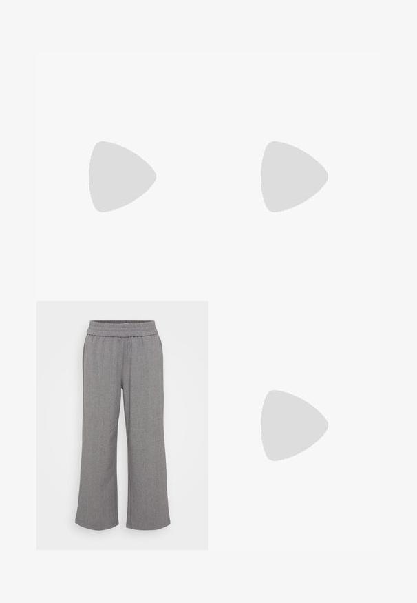 Musta hihaton toppi, jossa on röyhelöity, kerroksellinen kangaspääntie. Materiaali on sileä, ja muotoilu on istuva peplum-tyyppinen.; Harmaat, leveälahkeiset housut, jotka on valmistettu tekstuurimateriaalista, jossa on elastinen vyötärönauha. Ominaisuuksiin kuuluu hienovarainen kuvio ilman taskuja tai kiinnikkeitä.; Mustat hihnalligat, joissa on neliön muotoinen kärki ja matala lohkokorko. Ominaisuuksiin kuuluu useita ohuita hihnoja ja säädettävä nilkkahihna. Valmistettu sileästä nahasta.; Musta nahkainen olkalaukku, jossa on sileä pinta, suorakulmainen muoto ja metalliketju yksityiskohtana edessä. Mukana säädettävä hihna.