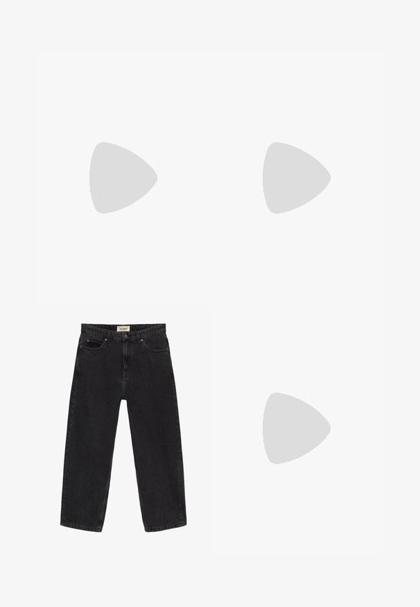 Tricou bleu marin cu mânecă scurtă, guler rotund și placket cu cinci butoane; design ajustat; textură moale și netedă; purtat cu blugi albaștri deschiși.; Jeanși negri din denim cu o croială relaxată. Prezintă cinci buzunare, închidere cu un buton în față și detalii de cusătură. Textură ușor decolorată.; Adidași negri și albi cu un superior din suede și piele, prevăzuți cu trei dungi albe, un vârf perforat și o talpă din cauciuc caramel.; Geantă de voiaj navy cu logo-ul alb Adidas, având un capac cu fermoar, două mânere negre rezistente și buzunare laterale din plasă. Textură de material neted.