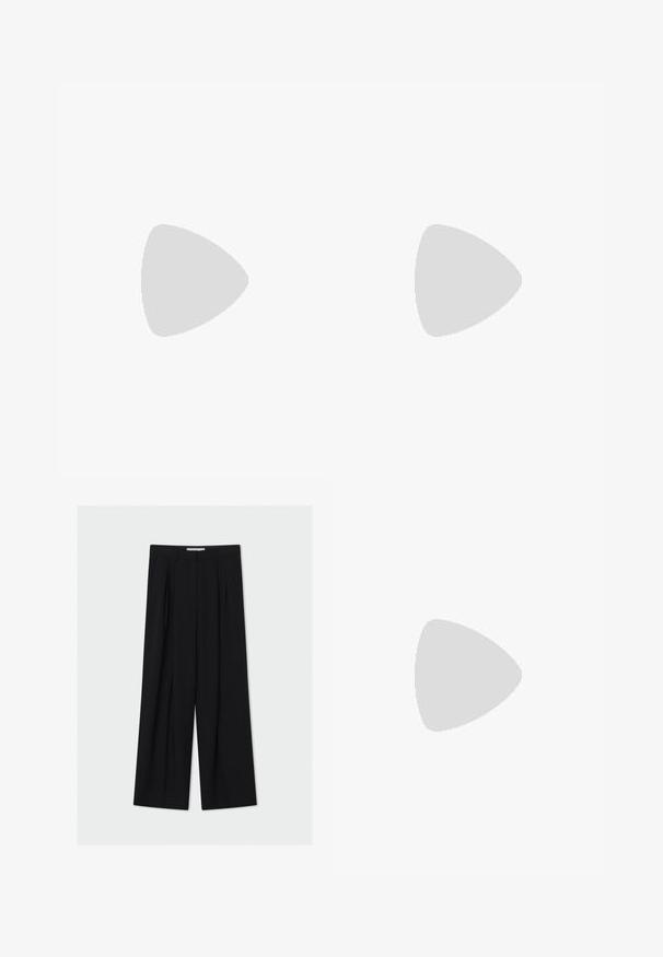 Witte geribbelde tanktop met een ronde halslijn en zonder mouwen. Het materiaal lijkt glad met een aansluitende silhouette. Geen zichtbare patronen of accenten.; Zwarte wijduitlopende broek van een gladde stof. Heeft een hoge taille, plooien aan de voorkant en een enkellange snit. Minimalistisch ontwerp.; Zwarte puntige slingback schoen met een lage hak, gemaakt van soepel leer en voorzien van een uitsnede aan de zijkant voor ventilatie.; Zwarte handtas met dubbele korte handvatten en een afneembare schouderriem. Glad, leerachtig materiaal met een ritssluiting en logo-detail.