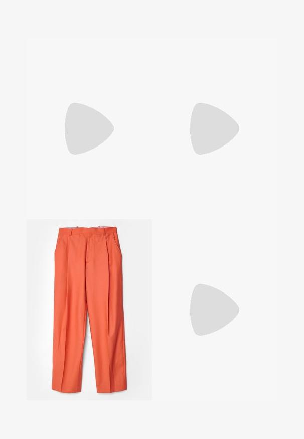 White short-sleeve t-shirt made of cotton with a round neckline and a side knot detail. Features rolled sleeves and a loose fit.; Victoria Beckham SINGLE PLEAT TROUSER - Trousers - papaya; adidas Originals CAMPUS 00S UNISEX - Trainers - dark green/off white; Victoria Beckham MINI CHAIN POUCH - Cross body bag - black
