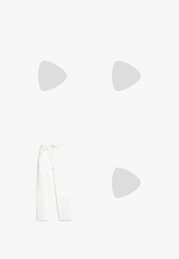 Kroppad vit t-shirt med röd ribbad krage och ärmar. Har glittrig röd text "Calvin Klein endless city" på framsidan.; Calvin Klein Jeans, valkoiset korkeavyötäröiset farkut, suora lahje, teksturoitu pinta, viisi taskua, hopeiset yksityiskohdat, vintage-muotoilu.; Vaaleanpunaiset liukusandaalit, joissa on kaksinkertaisesti säädettävät Velcro-hihnat, teksturoitu kangasyläosa ja kestävä, paksu pohja syvällä kuvioinnilla.; Musta nahkainen käsilaukku, jossa on kerroksellinen muotoilu, kaksinkertainen nauhakiinnitys ja irrotettava olkahihna. Sisältää metallisen logo-yksityiskohdan.