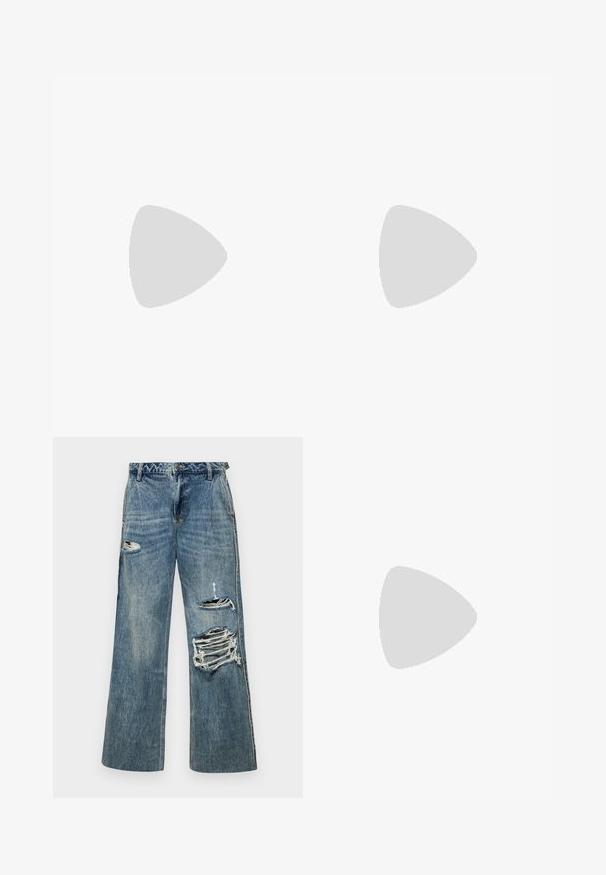 Hvit kortermet t-skjorte laget av bomull, med en naglet logo-design i sølv på fronten. Enkelt rund hals og avslappet passform.; Ksubi LOW RIDER TUCK TROUSERS - Wide leg - denim; Sorte læderballetsko med spids tå og en sidelås med en cirkulær guldfarvet detalje. Letvægtig med flad sål.; Svart skinnhåndveske med teksturert overflate, sølvfarget hardware, låsestengning og kort håndtak for bæring. Kompakt og strukturert design.
