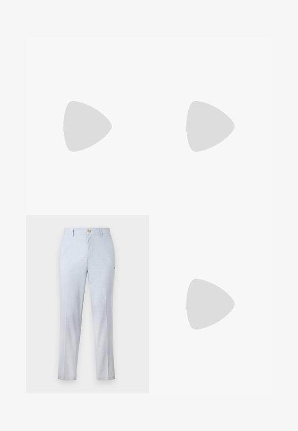 Jasnoszara bawełniana koszulka z krótkim rękawem, okrągłym dekoltem i haftowanym logo na klatce piersiowej. Miękka faktura i standardowy krój.; Jasnoniebieskie spodnie materiałowe o klasycznym kroju, proste nogawki, kieszenie z przodu i zapięcie na guzik. Subtelny wzór.; Osoba w białych, teksturowanych niskich trampkach i luźnych brązowych spodniach, stojąca na jasnej drewnianej podłodze.; Czarne okulary przeciwsłoneczne o prostokątnym kształcie, ciemnych soczewkach, srebrnych akcentach na zausznikach oraz matowym wykończeniu oprawki.; Biała perłowa naszyjnik o jednolitym, okrągłym kształcie, gładkiej powierzchni oraz metalowym zapięciu z przedłużanym łańcuszkiem dla regulowanej długości.