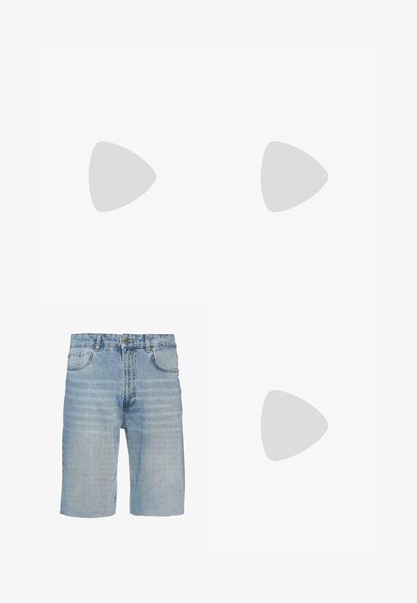 T-shirt en coton blanc avec des manches courtes retroussées, arborant un petit motif en forme de cœur noir sur la poitrine gauche. Encolure ras du cou classique.; Shorts en jean bleu clair, dotés d'un design classique à cinq poches, fermeture à bouton, coupe droite et détail de décoloration subtil sur le tissu.; Mocassins en cuir noir avec une finition marron texturée, dotés d'une sangle sur le dessus, d'un petit talon carré et d'un bout arrondi lisse.; Sweat-shirt oversized gris avec une poche kangourou, associé à une jupe évasée marine. Accessoire : grand sac à dos jaune clair, texture lisse.