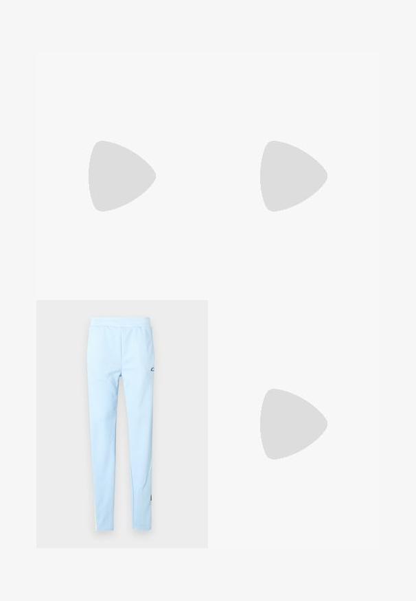 Donkergrijs cropped tanktop gemaakt van zachte katoen, met witte bedrukte merktekst en een ronde hals zonder mouwen.; Lichtblauwe sportbroeken met een gladde textuur, een elastische tailleband en een subtiel patroon. Voorzien van een logo nabij de heup en kleuraccenten aan de zoom.; Witte canvas schoenen met een suède bovenkant, een band over de wreef en een stervormige zilveren accent. Gecombineerd met lichtroze geribde sokken.; Zonnebril met een transparant witte brilrand en reflecterende multikleuren lenzen. Heeft een sportief ontwerp en een gestroomlijnde vorm.; Multikleurige canvas handtas met een kattenafbeelding en bedrukte tekst, met een gebogen vorm, bovenhandvat en decoratieve vetersluiting accenten.