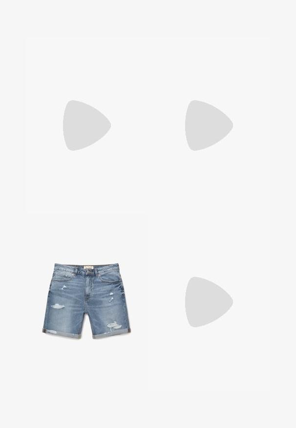 Vit ärmlös topp i texturerat tyg med vertikal ribbning och rund halsringning. Enkel design utan dekorationer eller mönster.; Denimshorts i ljusblått med en urblekt finish. Har slitna detaljer, uppvikt fåll och traditionell femfickorsdesign.; Svarta läderskor med strukturerad ovandel, rund tå, snörningsdesign och tjocka gummisulor med mönstrad sula.; Runda solglasögon med ett sköldpadds mönster, gröna linser och tunna bågar. Accentuerade med metaldetaljer och texturerade skalmar.