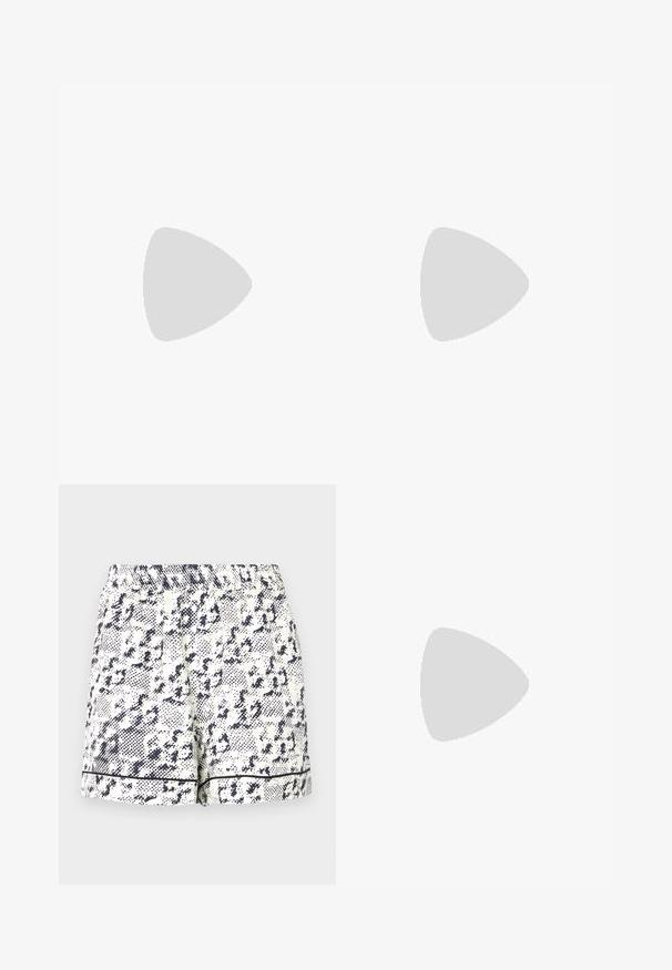 Weißes Langarmshirt aus weichem Stoff, mit Rundhalsausschnitt, lockerer Passform und seitlichen Schlitzen am Saum für mehr Bewegungsfreiheit.; Weiße Shorts mit einem schwarzen abstrakten Muster, elastischem Bund und einfarbigen schwarzen Besätzen entlang des Saums. Hergestellt aus einem leichten Stoff.; Tory Burch MELLOW MARY JANE - Pantolette flach - perfect black/gold; Schwarze Handtasche aus strukturiertem Leder mit einem Diamantmuster, goldfarbener Kette, einem oberen Griff und einem Logo-Prägung Klappenverschluss.