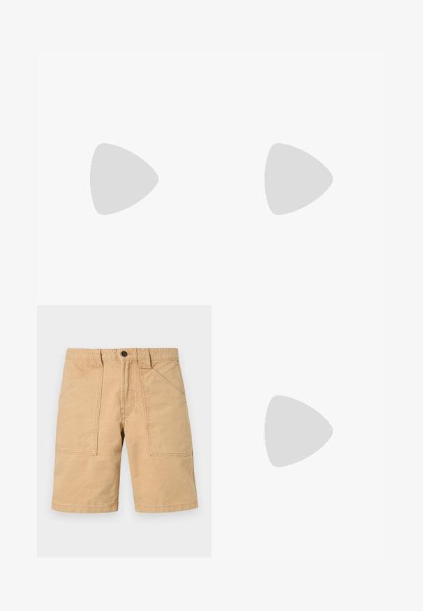 Sort langærmet sweatshirt lavet af blødt bomuldsstof. Har en rund halsudskæring, drop skuldre, samt ribbede manchetter og kant. Glat tekstur.; Khaki shorts lavet af bomuld med en ru tekstur, der har to forlommer og en knaplukning i taljen.; Letvægtssneakers med en overdel i mesh og ruskind i bløde cremetoner, med en kraftig sål og tredimensionelle accenter.; Sorte plastiksportsbriller med grå linser, aerodynamisk design, buet form og teksturerede arme for forbedret greb.