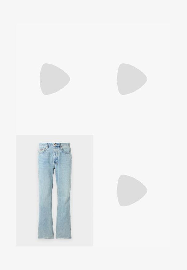 EA7 Emporio Armani TRAIN CORE - Poloshirts - summer fig; Lys blå denimjeans med lige ben, klassisk fem-lomme design, diskret whiskering og metalknaplukning i taljen.; Hvide lædersneakers med en glat overflade, rund tå, flade snørebånd og en tekstureret sål. Har et diskret logo på hælen.; Vivienne Westwood CITY BUMBAG UNISEX - Bæltetasker - black