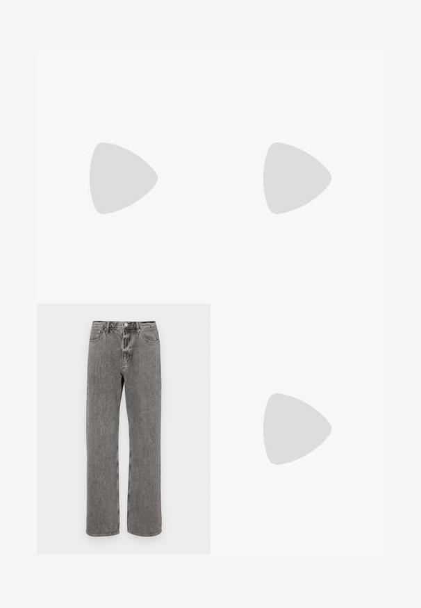 Feng Chen Wang DECONSTRUCTION UNISEX - Majica z dolgimi rokavi - white; Sive jeans z ravnim krojem, s petimi žepi in gumbom na pasu. S subtilno zbledelo teksturo po vsej površini.; Črne nubuk teniske z belimi gumijastimi podplati, ki imajo zaobljen nos in vezalke, oblečene z sivimi krojenimi hlačami.; Črna torba za šport Michael Kors z dvema ročajema, sprednji žep na zadrgo z ponovljenim vzorcem MK logotipa in blagovno znamko Michael Kors.