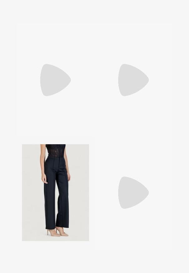 Rapha WOMENS CORE JACKET - Velo krekls - black/white; Melni, augstās jostasvietas bikses ar pielāgotu piegriezumu; pleci, kas iet uz priekšu; gluda auduma virsma; valkā ar nude augstpapēžu kurpēm.; Melni lakoti ādas sēdamo papēžus ar norādītu pirkstu, slaidu stilleta papēdi un dekoratīvu rotājumu uz augšdaļas.; Melna spīguļota mini rokas soma ar mezglotu teksturētu siksniņu un sudraba ķēdi. Apaļa forma ar sakopotām malām un atstarojumu detaļām.