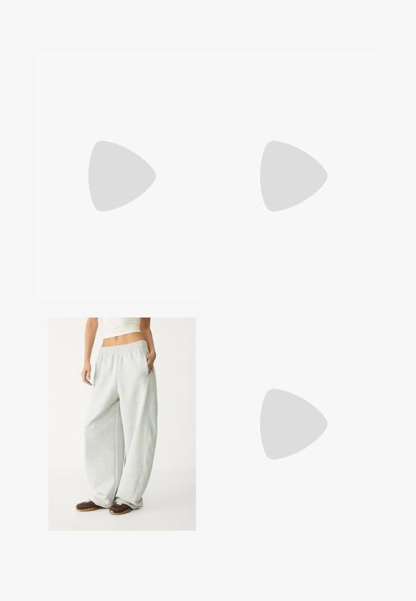 Felpa blu navy con uno strato sottostante a collare a righe blu, dotata di tre bottoni sul collo e polsini a coste.; Pantaloni della tuta grigi chiari con vita elasticizzata, tasche laterali e vestibilità ampia. Realizzati in tessuto morbido e strutturato; presentano cuciture sottili.; Sneaker New Balance bianchi e argentati con accenti e lacci neri, caratterizzati da una tomaia in mesh, una suola ammortizzata e un design dinamico.; Borsa a tracolla in pelle bordeaux con forma curvata, una sola tracolla e dettagli cuciti al centro. Texture liscia, hardware minimale.