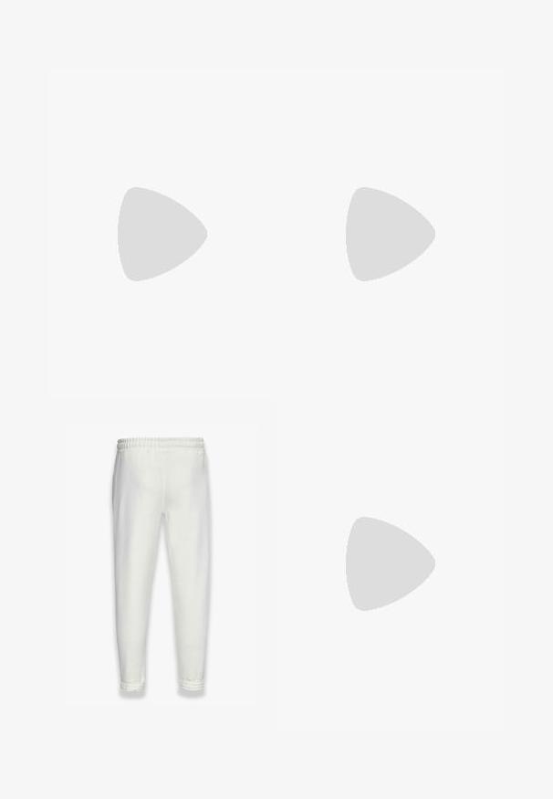 Zwarte katoenen T-shirt met korte mouwen, ronde hals en subtiele "DROPSIZE" logo op de linkerborst. Standaard pasvorm.; Witte joggingsbroek gemaakt van zachte stof, met een elastische tailleband en manchetten, zijzakken en een gladde textuur.; Grijze Nike Air Max sneakers met een bovenwerk van gaas en synthetisch materiaal, golfachtig ontwerp, zwarte accenten en een zichtbare luchtkussening.; Zwarte plastic zonnebril met donkere lenzen. Vierkant frameontwerp met metalen accenten en een logo aan de buitenkant van de poot.