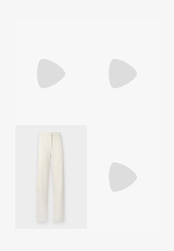 Blusa a cuadros rojos y rosas con escote fruncido y detalle de lazo. Hecha de tejido ligero, cuenta con una etiqueta "NEXT" en el interior.; Pantalones de pierna ancha color crema, hechos de un tejido suave, que presentan un frente plano, bolsillos laterales y detalles cosidos a lo largo de las costuras.; Zapato plano tipo Mary Jane de cuero negro con punta redonda, adornado con tachuelas circulares plateadas y una correa ajustable con hebilla.; Bolso de cuero negro con forma curva, asa redonda en la parte superior y detalle de logo plateado. Textura suave y destacada característica de diseño con recortes.