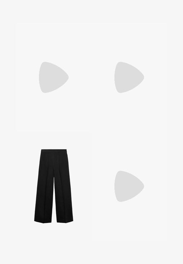 Anna Field Printtipaita - off-white; Mango Housut - black; Musta patentoitu nahkainen korkokenkä terävällä kärjellä, nilkkaremmi ja teksturoidulla krokotiilikuosisella pinnalla. Neliömäinen tiilihakäyttö.; NA-KD Shopping bag - black