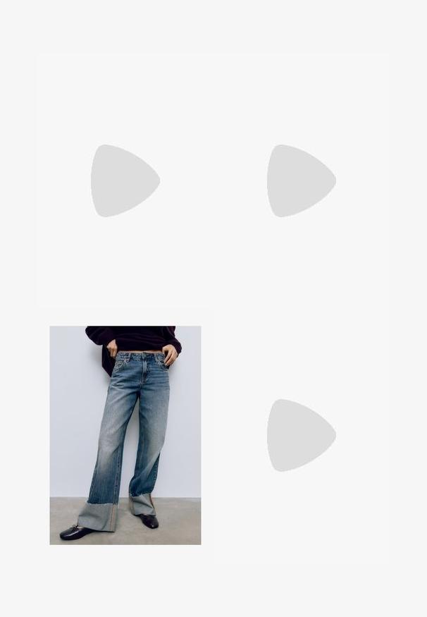 Graues langärmliges T-Shirt aus weichem Stoff mit einem großen rosa Grafikdruck, der "Self Care Social Club Los Angeles" und das Gründungsdatum zeigt.; Helle blaue Denim weit geschnittene Jeans mit ausgefransten Säumen, featuring kontrastierenden Nähten und einem lässigen Schnitt. Kombiniert mit dunklen flachen Schuhen.; Suede Slipper in hellbraun, ausgestattet mit einem weichen Fellfutter und einer strukturierten Gummisole mit einem leichten Absatz sowie einer Zugschlaufe hinten für einfaches An- und Ausziehen.; Schildpatt-Eyegläser mit ovalen Gläsern und einer eleganten, glatten Oberfläche. Mit dünnen Seiten und einer subtilen Kurve an den Schläfen. Klare Gläser.