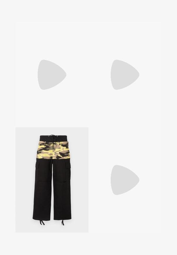 Zwarte katoenen t-shirt met een grafisch ontwerp van het gezicht van een vrouw met blauwe lippen, grote blauwe ogen en een hart, omlijst in een witte rechthoek.; Cargo broek van zwart stof met een bovenstuk in camouflagepatroon in tinten van geel, groen en bruin; inclusief verstelbare tailleband.; Zwarte leren sneaker met een gestructureerde afwerking, ronde neus en platte witte rubberen zool. Voorzien van zwarte veters en merklabel op de hiel.; Zwarte schoudertas gemaakt van gestructureerde stof. Voorzien van een klep met twee ronde knopen, een ritscompartiment en een label met de merknaam.