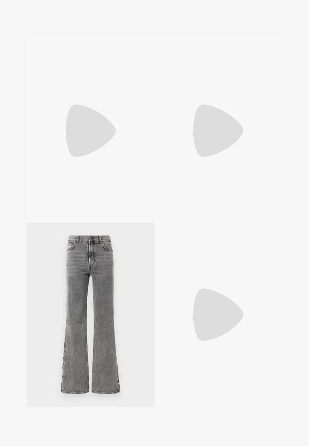 Top brez rokavov v mornarsko modri in beli prugi, izdelan iz teksturirane pletene tkanine, z gumbom na zadnji strani in valovitimi robovi.; Široke črne kavbojke z visokim pasom. Imajo vidne šive in stranske razpoke, kar ponuja teksturiran videz.; Črne lakaste balerinke s kvadratnim prstom, trakovi okrog gležnja z zlatimi dodatki in ravnim podplatom. Gladka tekstura z minimalističnim dizajnom.; Črna usnjena ročna torba z detajli fringa, zlatim verigo za rame in izrezanim ročajem. Na sprednji strani je nameščen logotip.