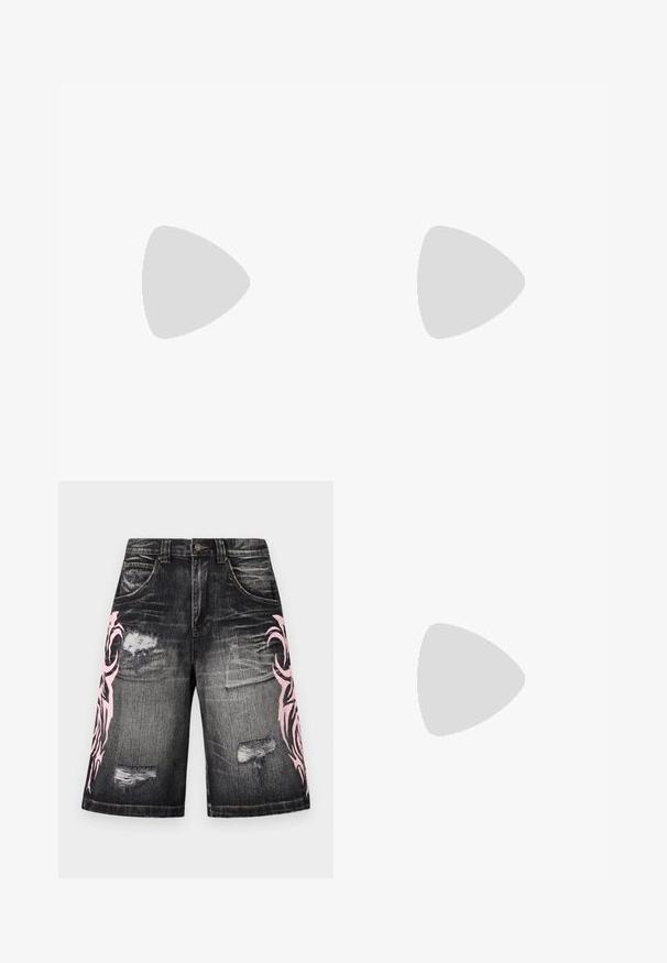 Zwarte getailleerde jas met beige Gotische 'M'-patroon, lange mouwen, volle rits aan de voorkant en een puntige kraag.; Jaded London BLADE COLOSSUS JORTS UNISEX - Jeansshort - black; Zwarte leren laarzen tot de knie met een spitse neus en een kleine hak. Voorzien van een smalle band met een metalen gesp rond de enkel. Effen textuur.; Zwarte zonnebril met oversized, ronde lenzen, voorzien van een glanzend plastic montuur en een opvallend logo detail op de pootjes.; Even&Odd Shopper - black