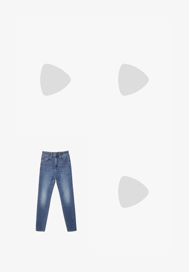To lange langærmede turtlenecks: en sort og en beige. Fremstillet af et glat, strækbart stof med et tætsiddende design og høj hals.; Blå denim jeans med lige ben design, fem-lomme stil og synlig syning. Stoffet har en falmet tekstur med en glat finish.; Hvide patentlæder højhælede sko med spids tå og en glat overflade, der har en slank hæl og en lav skæring omkring åbningen.; Michael Kors håndleddstropp i beige belagt lær med et gentaget MK-logo mønster, guld hardware og en aftagelig kædestrop.