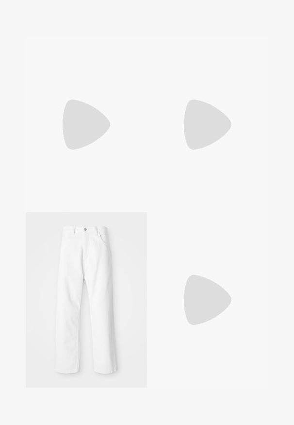 Top corto a maniche corte in rete blu navy con scollo a V, dettagli crema e stampa bianca con la scritta "LATE DINNER CLUB". Design casual e sportivo.; Pantaloni in denim bianco con design a gamba dritta, dotati di chiusura frontale con bottone e cerniera, cinque tasche e una finitura pulita e strutturata.; Scarpe da atletica Nike in un materiale in rete argento, con lacci bianchi, logo swoosh nero e una suola con air cushioning nera e rossa.; Occhiali da sole con una montatura in plastica argentata elegante, lenti scure e forma curva. Presentano accenti audaci e un design leggero.